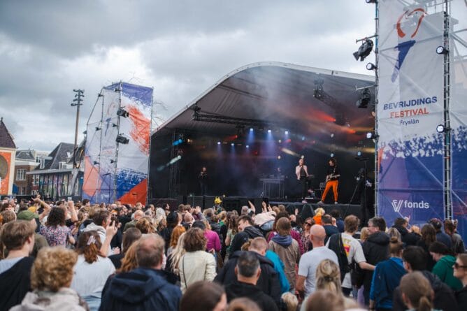 Band op het podium bij de Oldehove met publiek