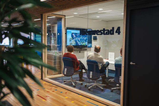 Medewerkers in een vergaderzaal
