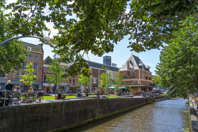 De Waag gezien vanaf de overkant