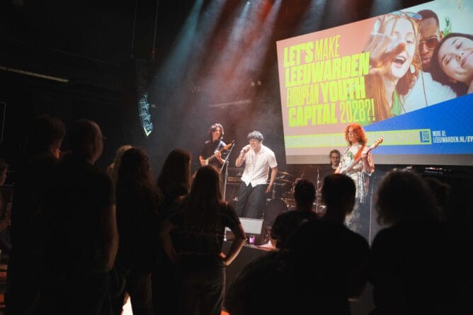 Band maakt muziek op het podium van het European Youth Capital Festival